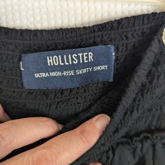 Hollister Women's Smocked-Waist High Rise Ruffle Skirty Short Black On Black Dot - Picture 4 of 6